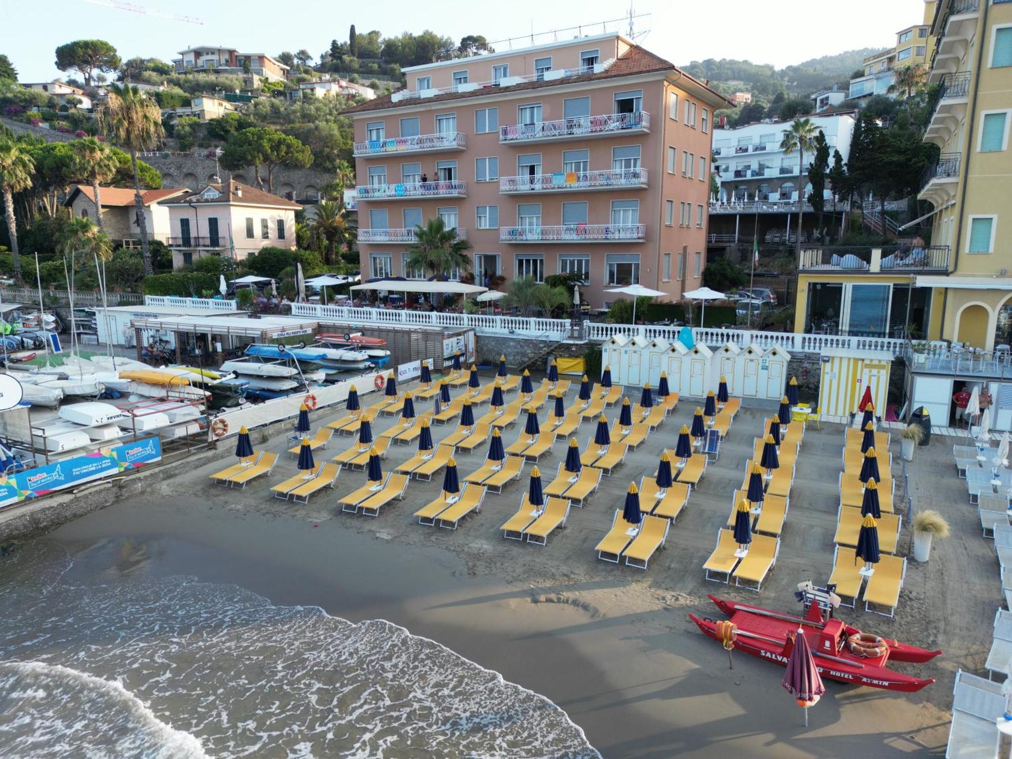 Hotel Golfo E Palme ディアーノ・マリーナ エクステリア 写真